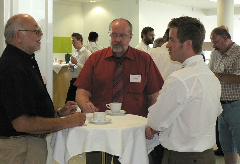 Prof. Dr. Jörg. Robra (li), Georg-Simon-Ohm-Hochschule Nürnberg, und Herbert Pichlik (mitte), SYSTEC, im Pausengespräch mit Andreas Scholz, National Instruments (Archiv: Vogel Business Media)