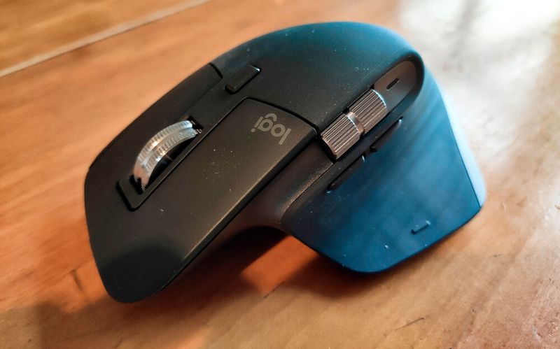 Praktisch ist das zusätzliche Daumenrad, das beispielsweise für ein horizontales Scrollen genutzt werden kann. (Bild: Vogel IT-Medien)