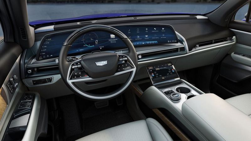 Große Displayflächen, wenig Schalter und Knöpfe – das Vistiq-Cockpit geht mit der aktuellen Automode. (Bild: Cadillac)