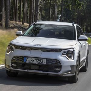 2. Die Fahrdynamik: Der Niro ist mit 150 kW/204 PS mehr als ordentlich motorisiert und beschleunigt in 7,8 Sekunden von null auf 100 km/h. Das macht schon richtig Spaß – ebenso wie das leichtfüßige Fahrverhalten. Der Nia erinnert in Kurven eher an einen Kompaktwagen als als ein behäbiges SUV.(Bild:  Kia)