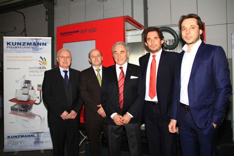 Die neuen Eigentümer von Kunzmann, Dkfm. Friedrich K. Eisler (Mitte), seine beiden Söhne Michael Eisler, MBA (2. von rechts), und Mag. Alexander Eisler (rechts) treten die Nachfolge von Gerd Siebler (links) und Andreas Kachel (2. von links) an, die dem Unternehmen als Geschäftsführer weiterhin treu bleiben. (Bild: Kunzmann Maschinenbau)