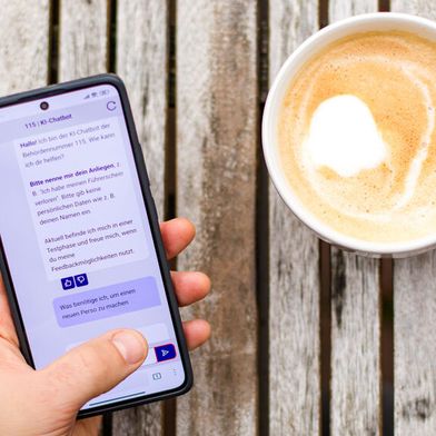 Nicht nur zwischen 8 und 18 Uhr an Wochentagen: Per Chatbot können sich Bürgerinnen und Bürger rund um die Uhr über Verwaltungsleistungen informieren. (Bild: FITKO)