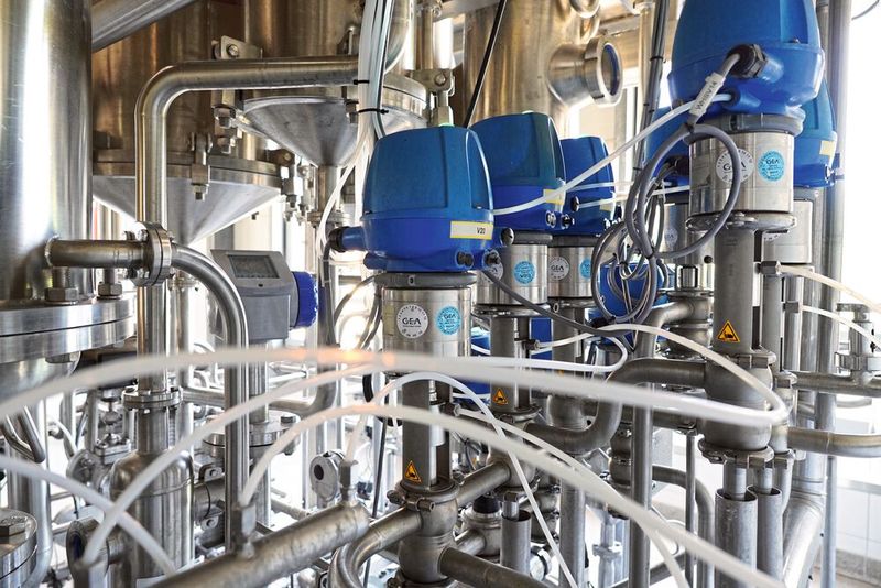 Ventilknoten aus vermischungssicheren Gea Varivent-Doppelsitzventilen für die Entalkoholisierung (Bild: Gea)