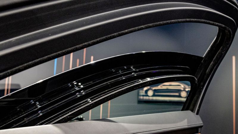 Die Scheiben des Fahrzeugs bestehen aus mehreren Glas- und Kunststoff-Schichten. (Bild: Mercedes-Benz)