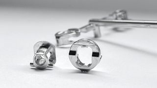 Aufgrund ihrer einzigartigen Materialeigenschaften wie hohe Festigkeit in Verbindung mit hoher Elastizität, Korrosionsbeständigkeit und Biokompatibilität eröffnen amorphe Legierungen Konstrukteuren völlig neue Möglichkeiten.  (Bild: Hereaeus)