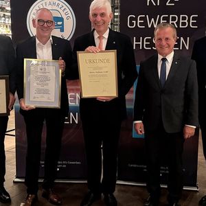 Ehrungen am Vorabend (v.l.): Thomas Reinberger, stellvertretender Obermeister der Kfz-Innung Marburg; Ralf Funke, Obermeister der Kfz-Innung Marburg; Michael Kraft, Präsident Kfz-Landesverband Hessen; Thomas Peckruhn, Präsident Zentralverband Deutsches Kfz-Gewerbe; Joachim Kuhn, Geschäftsführer Kfz-Landesverband Hessen.(Bild:  Kfz-Gewerbe Hessen)