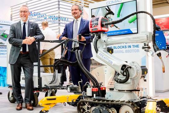Auf der Automatica haben Comau und Fincantieri den „MR4Weld“ erstmals präsentiert. Der auf Ketten montierte Schweißroboter soll beim Schiffsbau im Außenbereich die Mitarbeiter schonen und das Schweißen deutlich beschleunigen. Hier erklären die Partner, wie das gehen soll.(Bild:  Comau / Fincantieri)