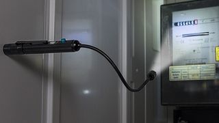 Die Lampe von Hazet soll auch schwer zugängliche Stellen gut ausleuchten. (Foto: Hazet)