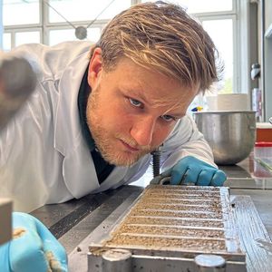 Empa-Forscher Raphael Kuhn will Lehm nachhaltig stabilisieren.(Bild:  Empa)