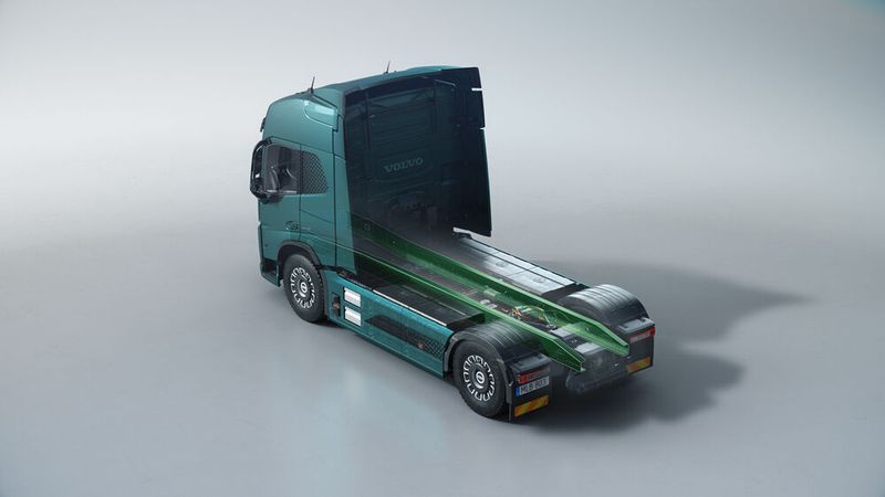Grün gefärbt sind bei diesem virtuellen Bild vom klimaneutralen Volvo-Elektro-Lkw die Teile, die zum Chassis-Rahmen gehören. Diese sind die ersten, die aus fossilfreiem Stahl, der von SSAB stammt, gebaut werden. Weitere Komponenten würden folgen. (Bild: Volvo Trucks)