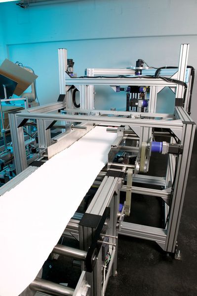 Die gefaltete Kartonage wird auf dem Förderband transportiert.  (Bild: Mitsubishi  Electric)