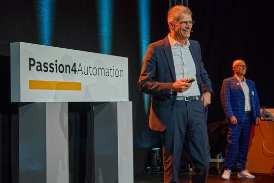 Florian Schneeberger, CEO von B&R und Paolo Salvagno, Managing Director von B&R Schweiz bei der Begrüssung der Gäste (Bild:  B&R/Pfeiffer)