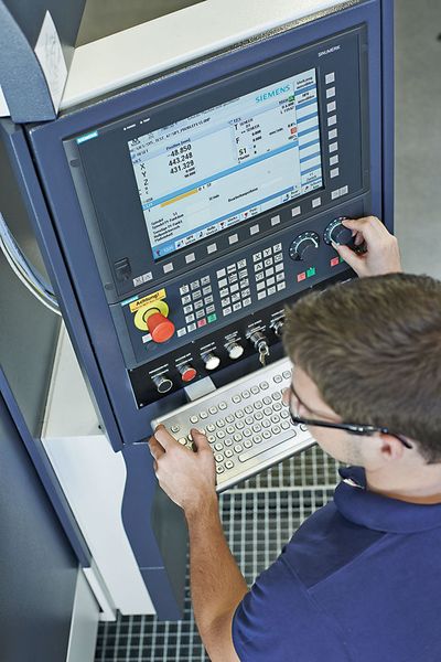 Bei komplexen Werkzeugmaschinen dominiert nach wie vor die spezialisierte CNC-Hardware, wie zum Beispiel die Sinumerik. (Siemens)