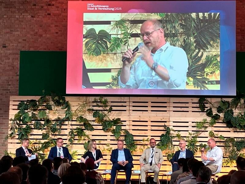 Eine weitere Diskussionsrunde war „Vision oder Notwendigkeit? Der Weg zu einer harmonisierten Deutschlandarchitektur“. Bei dem CIO-Talk waren Vertreter aus verschiedenen Bundesländern dabei: Darunter (neben Moderator Boris von Chlebowski (v. l. ) Ernst Bürger vom Ministerium der Justiz und für Digitalisierung des Landes Brandenburg, Dr. Annika Busse, Amt für IT und Digitalisierung in der Senatskanzlei Hamburg, Dr. Horst Baier, CIO von Niedersachsen, Carsten Meywirth vom Bundeskriminalamt, Martin Schallbruch, CEO der govdigital eG, und Staatssekretär für Digitalisierung sowie CIO von Sachsen-Anhalt Bernd Schlömer.  (Bild: Serina Sonsalla / Vogel IT-Medien)