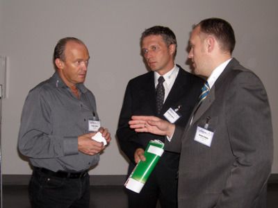 Dreiergespräch (v. li.): Siegbert Müller (Carbon) mit Jörg Sonnenberg und Karsten Stöcker (beide Spieß Hecker). (Archiv: Vogel Business Media)