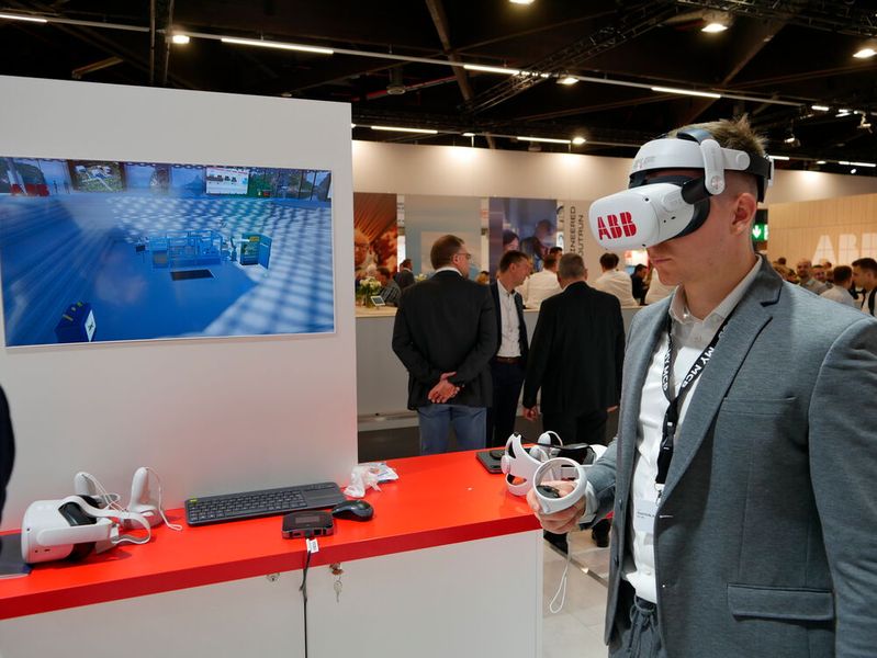 At ABB, visitors could immerse themselves in the virtual world and experience the company's demonstrators up close through VR. This type of presentation is used by ABB outside the exhibition halls as well to bring potential customers closer to their products. (Image:Sandro Kipar/VCG)