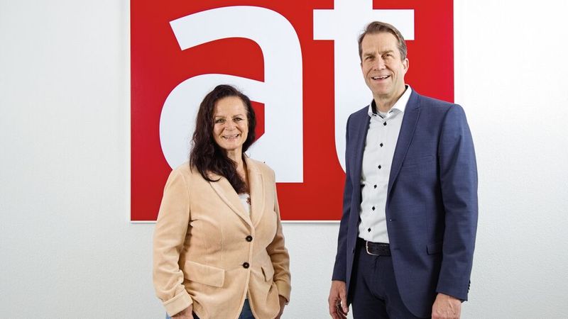 Michael Staudinger, Geschäftsführer von Endress+Hauser Schweiz im Interview mit Anne Richter, at - aktuelle technik Chefredaktorin. Im Interview erklärt er, wie Endress+Hauser die Herausforderungen der Digitalisierung und Nachhaltigkeit begegnet und wie das Unternehmen dabei seine Kunden unterstützt.(Bild:  Matthias Böhm, VCG)