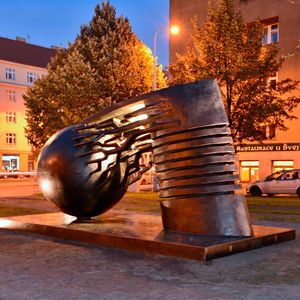Eine Skulptur zu Ehren von Nikola Tesla in Prag.(Bild:  Nikola Tesla monument in Prague 2 /Gampe / CC BY-SA 3.0)