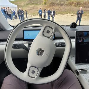 Hände weg vom Lenkrad, Füße weg von den Pedalen – den Rest macht das Fahrzeug.(Bild:  Wehner - Vogel Communications Group)