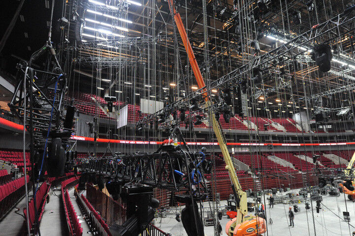 Aufbau der Lichttraversen in der Arena von Malmö (Clay Paky)
