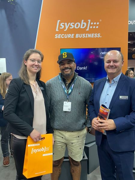 (.l.) Theresa Müller und (r.) Markus Senbert empfingen David Holliday (IT-BUSINESS) herzlich am sysob Stand. (Bild: Vogel IT-Medien GmbH)