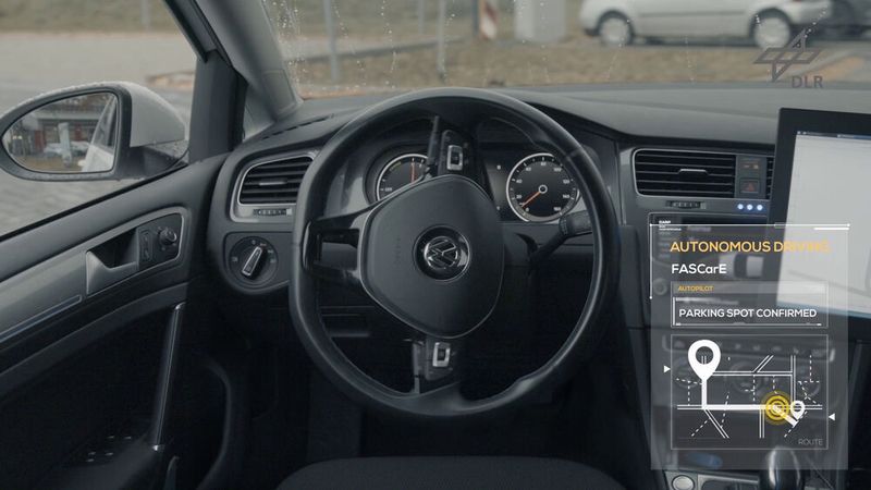 Die Drohne übermittelt die Position der freien Parkfläche an das System. Es erstellt die Route und schickt das Fahrzeug los. (Bild: DLR)