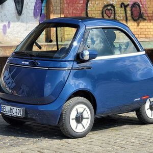 Der Microlino soll mit einer selbsttragenden Karosserie und Einzelradaufhängung punkten.(Bild:  Wehner - Vogel Communication Group)