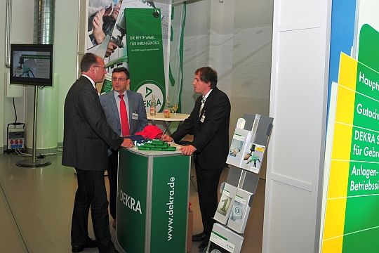 Plakette für die Werkstatt: Am Dekra-Stand konnten sich die Besucher über die Zertifizierung von K&L-Betrieben informieren. (Archiv: Vogel Business Media)