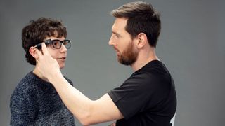 Der Fußballspieler Lionel Messi ist nun als Botschafter für eine Kampagne tätig, die Sehbehinderten KI-basierte Sehhilfen zur Verfügung stellt. (Bild: Orcam)