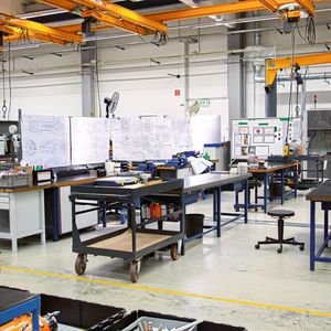 Wo an Montagearbeitsplätzen noch Baupläne auf Papier dominieren, lässt sich oft ein digitaler Prozess einführen.(Bild:  Elabo)