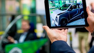 Die hinterlegten Daten und Informationen eines 3D-CAD-Modells lassen sich für Anwendungen nutzen, die weit über die Konstruktion hinausgehen – beispielsweise für Augmented-Reality-Anwendungen. (PTC)