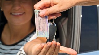 Bevor ein Kaufinteressent die Schlüssel für die Probefahrt bekommt, sollten unbedingt die wichtigsten personenbezogenen Daten notiert sein. (Bild: ©Jürgen Fälchle - adobe.stock.com)