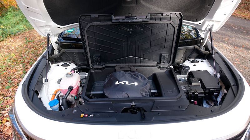10. Unter der Fronthaube: Wir können es nicht oft genug betonen: Ein Elektroauto braucht einen Frontkofferraum („Frunk“). Hier ist einfach der beste Platz für das Ladekabel. Zumal der Kia seine Ladebuchse ja auch vorn hat. (Bild: Rosenow – »kfz-betrieb«)