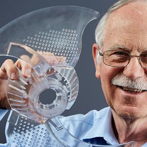 Neben seiner Erfindung der Stereolithografie war Hull auch maßgeblich an der Entwicklung des STL-Datenformats, der Schnittstelle von CAD zum 3D-Drucken beteiligt.(Bild:  3D Systems)