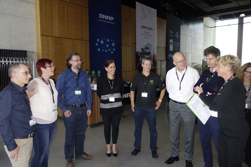 Team Grün lässt sich die Regeln für das Worträtsel geben. (Bild: IT-BUSINESS)