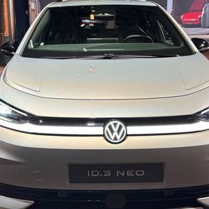 Ein Lichtband mit Markenlogo soll den ID.3 Neo zum Hingucker machen.(Bild:  Achter – VCG)