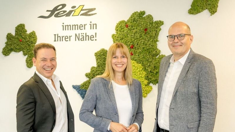 Friederike Moritz übernimmt bei der Seitz-Gruppe die kaufmännische Geschäfsführung von Bernd Czolkos (r.). Sie bildet damit künftig die Doppelspitze des Unternehmens, zusammen mit Martin Osterberger-Seitz (l.)(Bild:  Autohaus Gruppe Seitz)