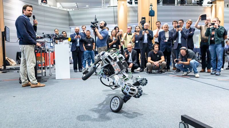 Der Roboter Transformer der ETH Zürich ist besonders agil, sodass er Aufgaben in schwierigen Umgebungen übernehmen kann. Er kann sich auf verschiedene Arten fortbewegen und dabei zwischen insgesamt 42 Kombinationen wechseln. (Bild: DLR (CC BY-NC-ND 3.0))