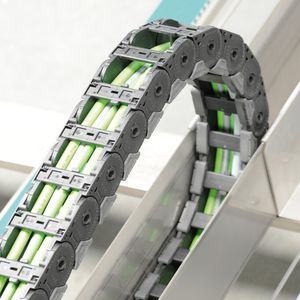 Gleitschuhe aus hochabriebfestem Spezialkunststoff schützen die Kettenbänder bei gleitender Anordnung. Bei Verschleiß müssen nur diese Zubehörteile erneuert werden; je nach Anwendungsfall entsteht im Vergleich zum Kettentausch nur ein Bruchteil der Kosten.