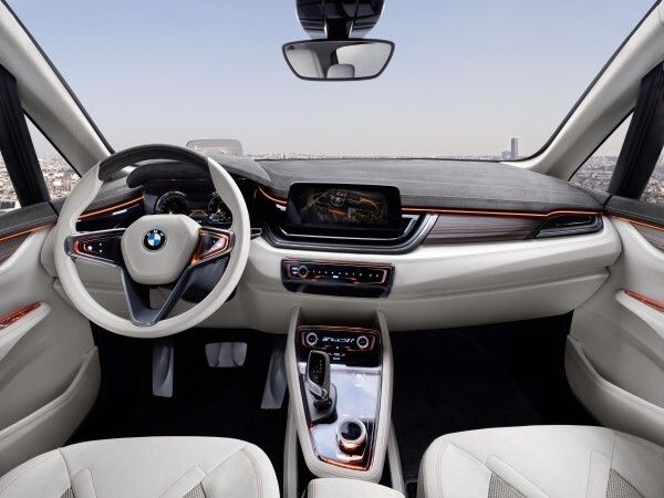 Ein 8“-Display übernimmt die Menüführung und die Routenplanung des Navigationssystems und visualisiert den aktuellen Betriebszustand des Hybrid-Systems (Bild: BMW)
