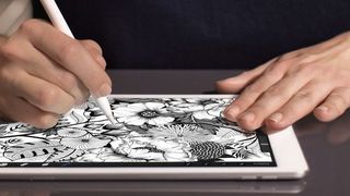 Vielen war das iPad Pro mit 12,9 Zoll Bildschirmdiagonal zu groß, daher bringt Apple nun eine 9,7-Zoll-Variante. (Bild: Apple)
