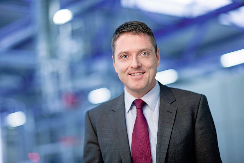 Dr.-Ing. Uwe Krismann, Geschäftsführer der Hubert Stüken GmbH & Co. KG, versichert: „Als Technologieführer mit Kernkompetenz Tiefziehen und Stanzen werden wir unser Portfolio in Richtung System- und Funktionsintegration weiterentwickeln.“ (Bild: EFB)