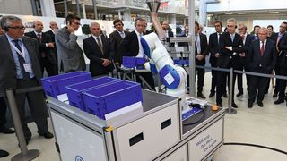 Vorstandsmitglieder mehrerer Marken beobachten auf dem Innovationstag Logistik das so genannte Air-Move-System zum Transport von Kleinteilen (Bild: VW)