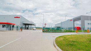 Beide Kundenzentren von Oerlikon Balzers in Veľká Ida: eines für Beschichtungen und das neue für die Wärmebehandlung von Automobilkomponenten. (Oerlikon Balzers )