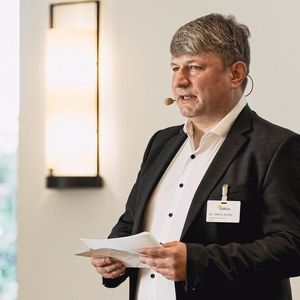 „Herzlich willkommen“ von »kfz-betrieb«-Ressortleiter Martin Achter (Bild:  Stefan Bausewein)