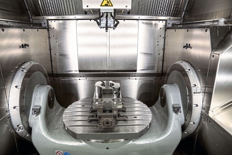 Der breite Wangenabstand des Schwenkrundtisches auf der C 42 U von Hermle ergibt einen Störkreisdurchmesser von 990 Millimetern. (Bild: Hermle)