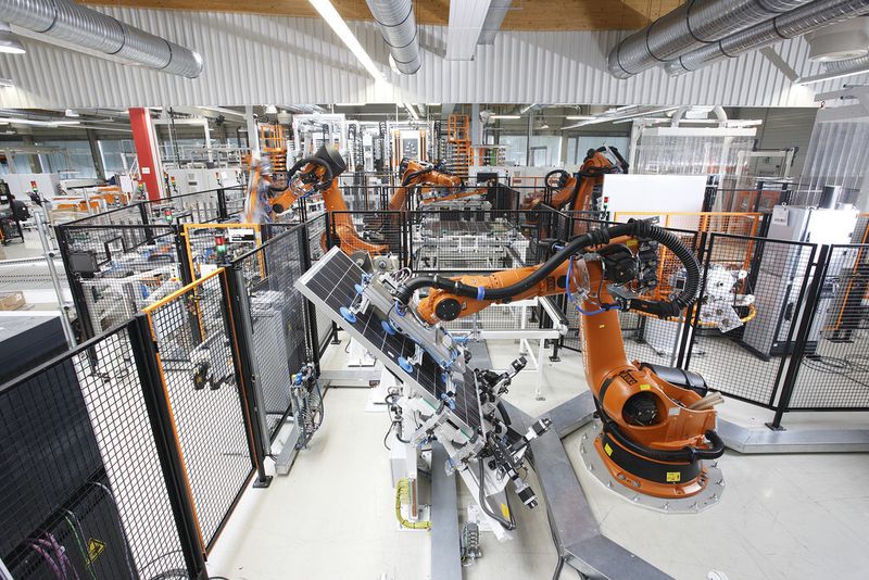 Kuka Systems Energy ist spezialisiert auf die Automatisierung von Prozessen in der Photovoltaik- und Windkraftindustrie. (Bild: Kuka)