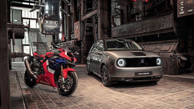 Auch beim Desing kann Honda immer wieder Ausrufezeichen setzen. Fireblade und Honda e stehen im Red Dot Designmuseum. (Bild: Honda)