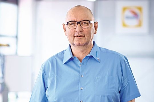 Jürgen Book: „Generell hängt eine Reparatur nicht vom Alter der Lackierung ab, sondern von ihrem Zustand, der möglichen technischen Lösung und dem Wunsch des Autobesitzers.“ Jürgen Book: „Generell hängt eine Reparatur nicht vom Alter der Lackierung ab, sondern von ihrem Zustand, der möglichen technischen Lösung und dem Wunsch des Autobesitzers.“