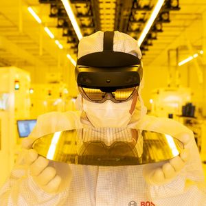 Electric cars as the driving force: SiC chips enable greater range and more efficient recharging.(Source:  Sven Döring)